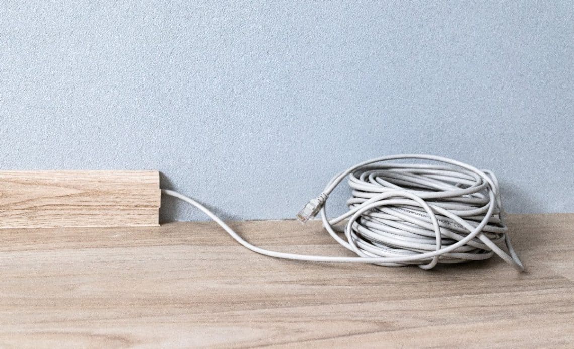 Czym przymocować kabel do ściany? Sprawdzone sposoby!