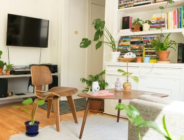 How to Arrange Your Living Room With Coffee Tables in a Studio Apartment