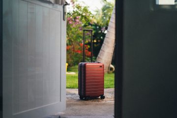 Travelers' dilemmas: Hand luggage or suitcase?
