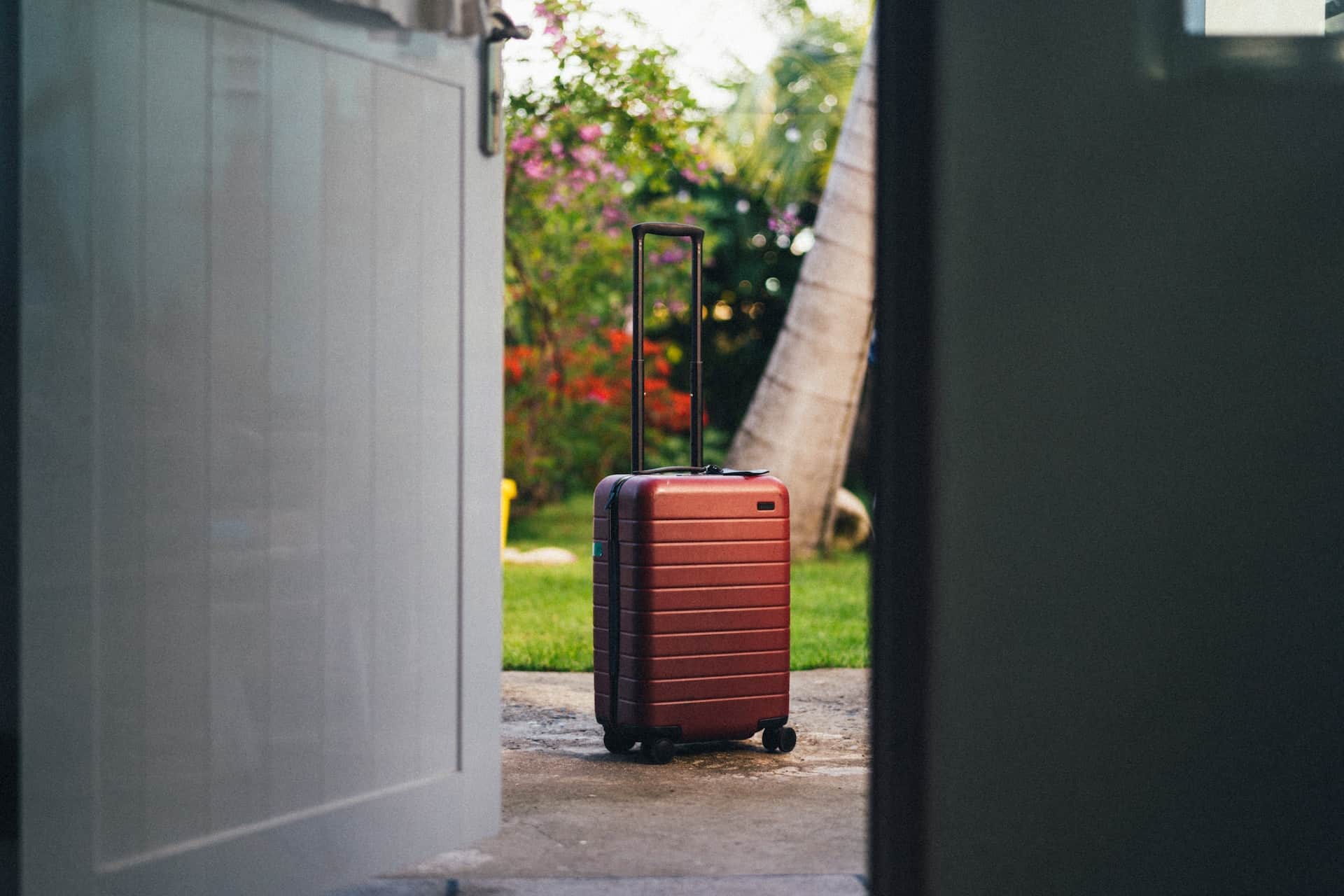 Travelers’ dilemmas: Hand luggage or suitcase?